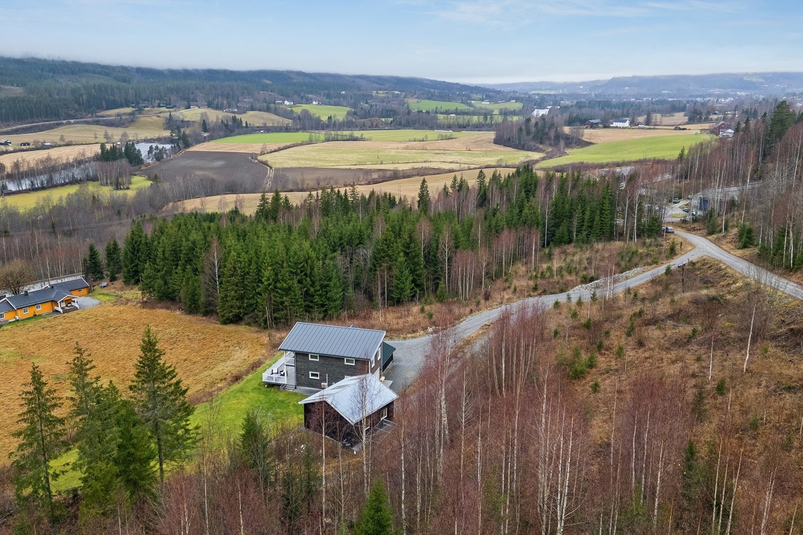 Her vil du bo nær natur, gang- og sykkelvei til Dokka sentrum som ellers tar ca. 5 minutter med bil. Galleribilde