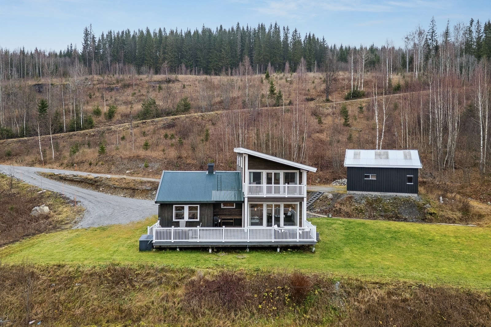 Eiendommen ligger fint til i landlige omgivelser, ca. 3 km fra sentrum av Dokka. Galleribilde