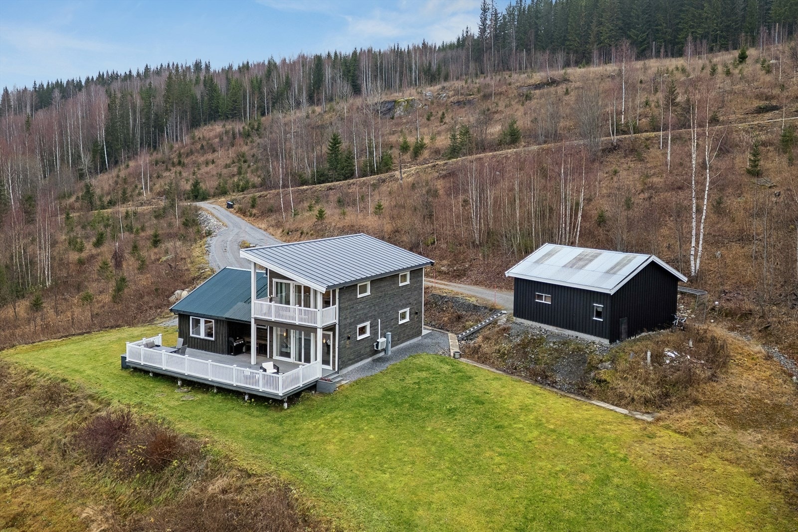 Innbydende familiebolig i landlige omgivelser. Galleribilde