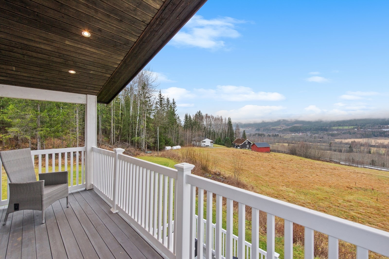 Overbygget veranda med downlights gir en hyggelig atmosfære hvor du kan nyte utsikt mot skogkledde åser. Galleribilde