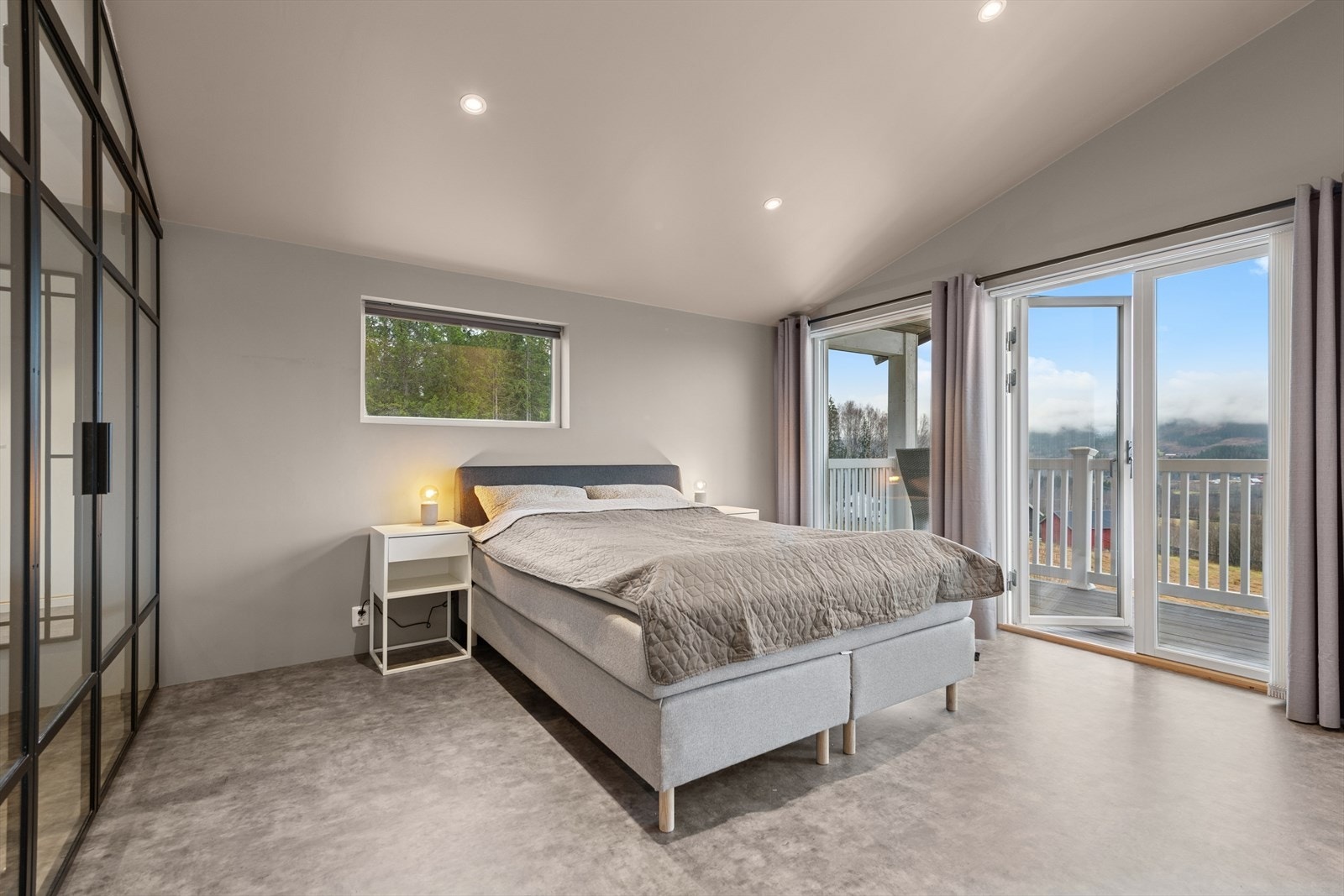 Hovedsoverommet har en god størrelse og utgang til veranda. Galleribilde