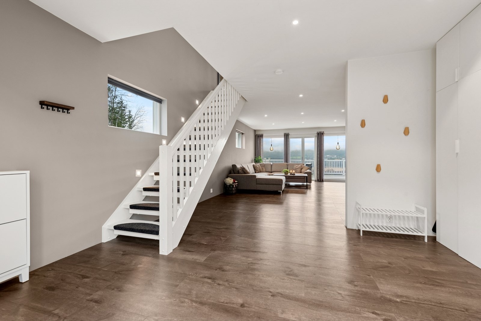 Åpen trappeløsning gir et moderne preg og en flytende overgang mellom etasjene. Galleribilde