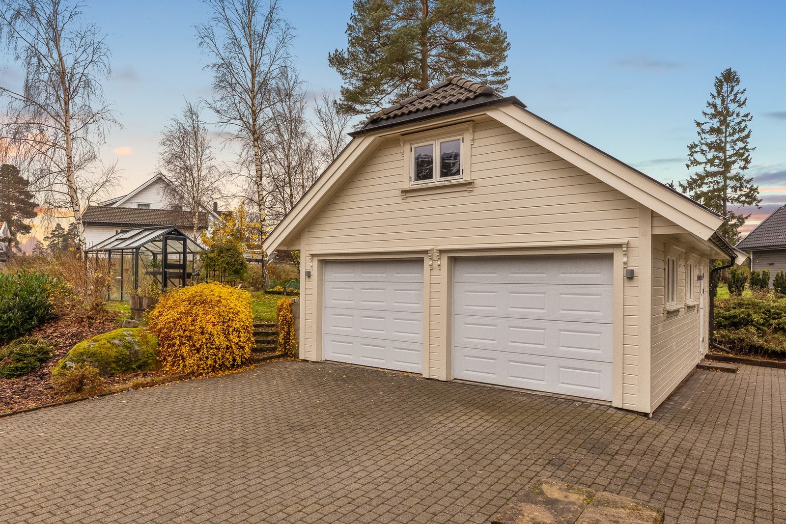 Det er oppført dobbelgarasje med elbillader og rulleport med fjernbetjening. Galleribilde