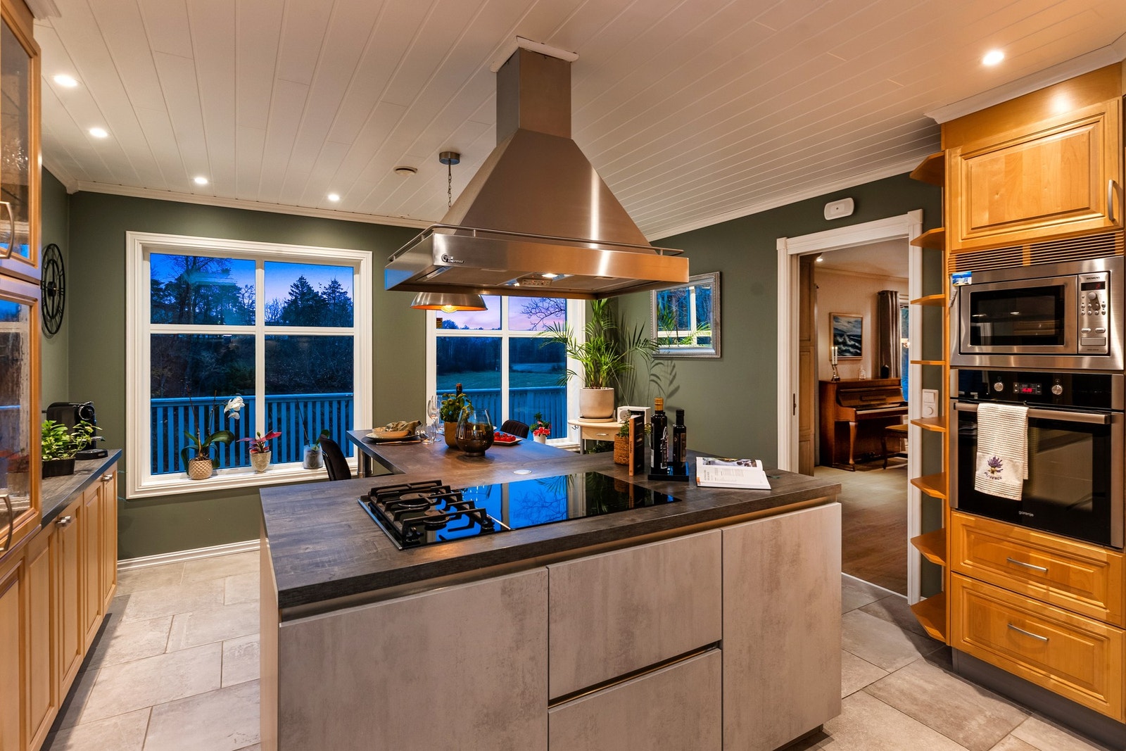 Kjøkkenet er moderne og funksjonelt med god arbeidsplass og oppgraderinger fra 2021. Galleribilde