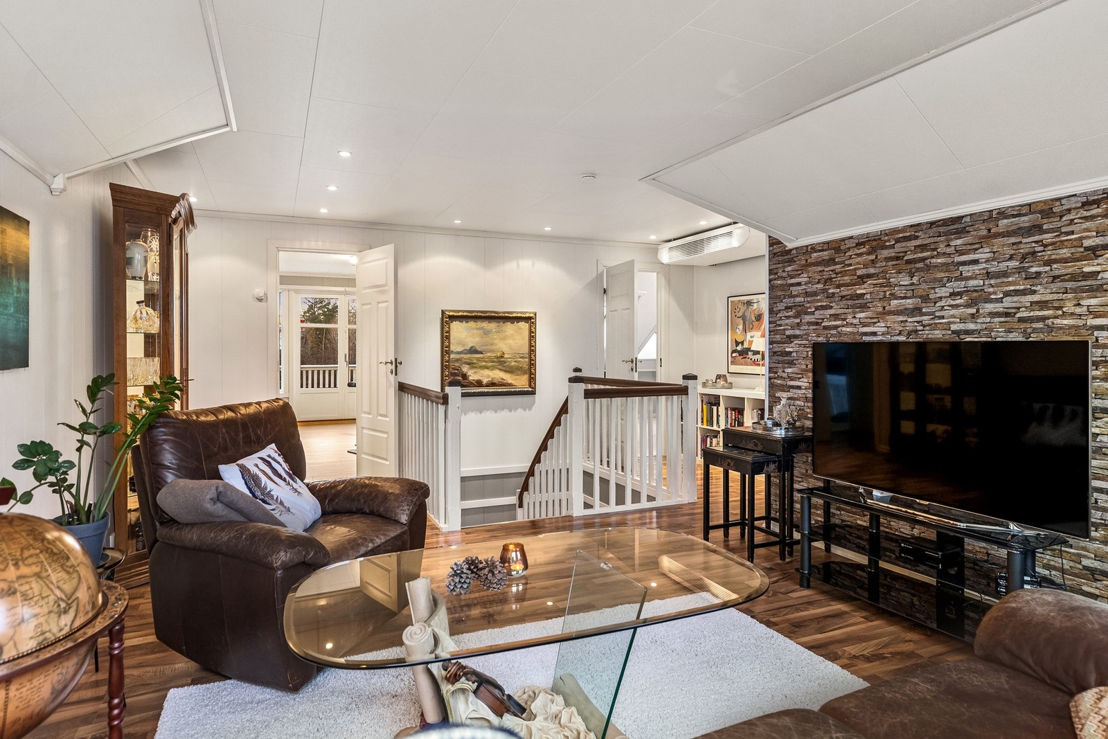 Velkommen opp til en romslig loftstue, perfekt for ungdommen eller som ekstra stue for familien. Galleribilde