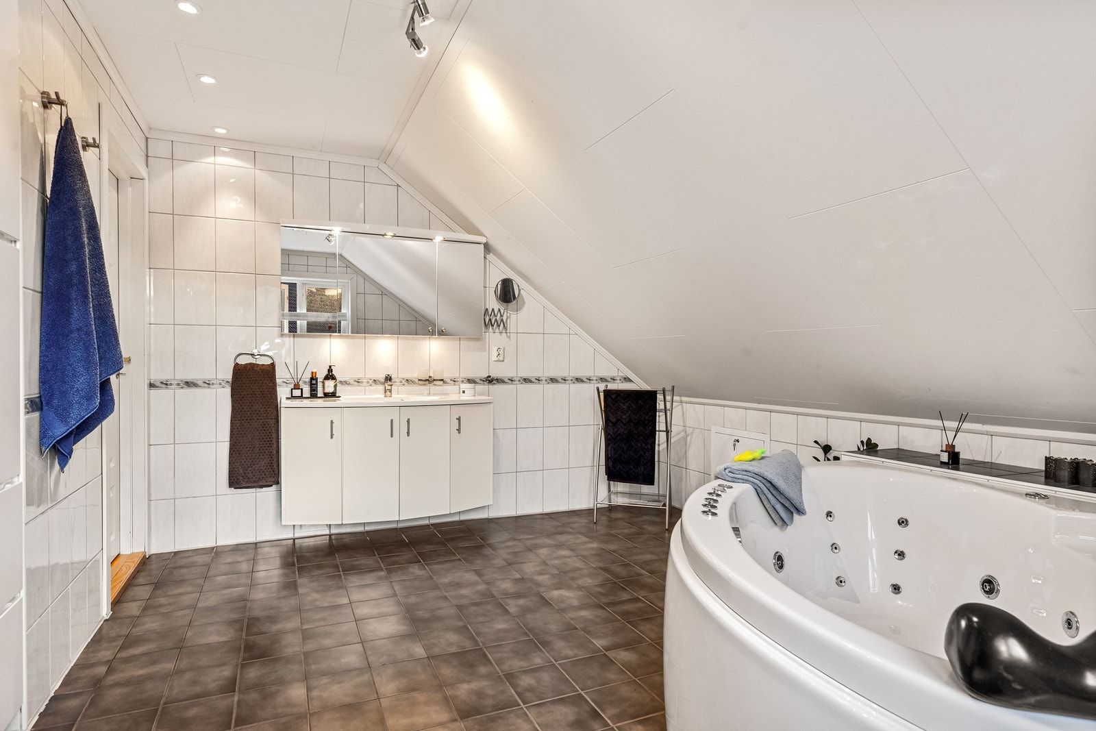 Det er vannbåren gulvvarme og balansert ventilasjon. Galleribilde