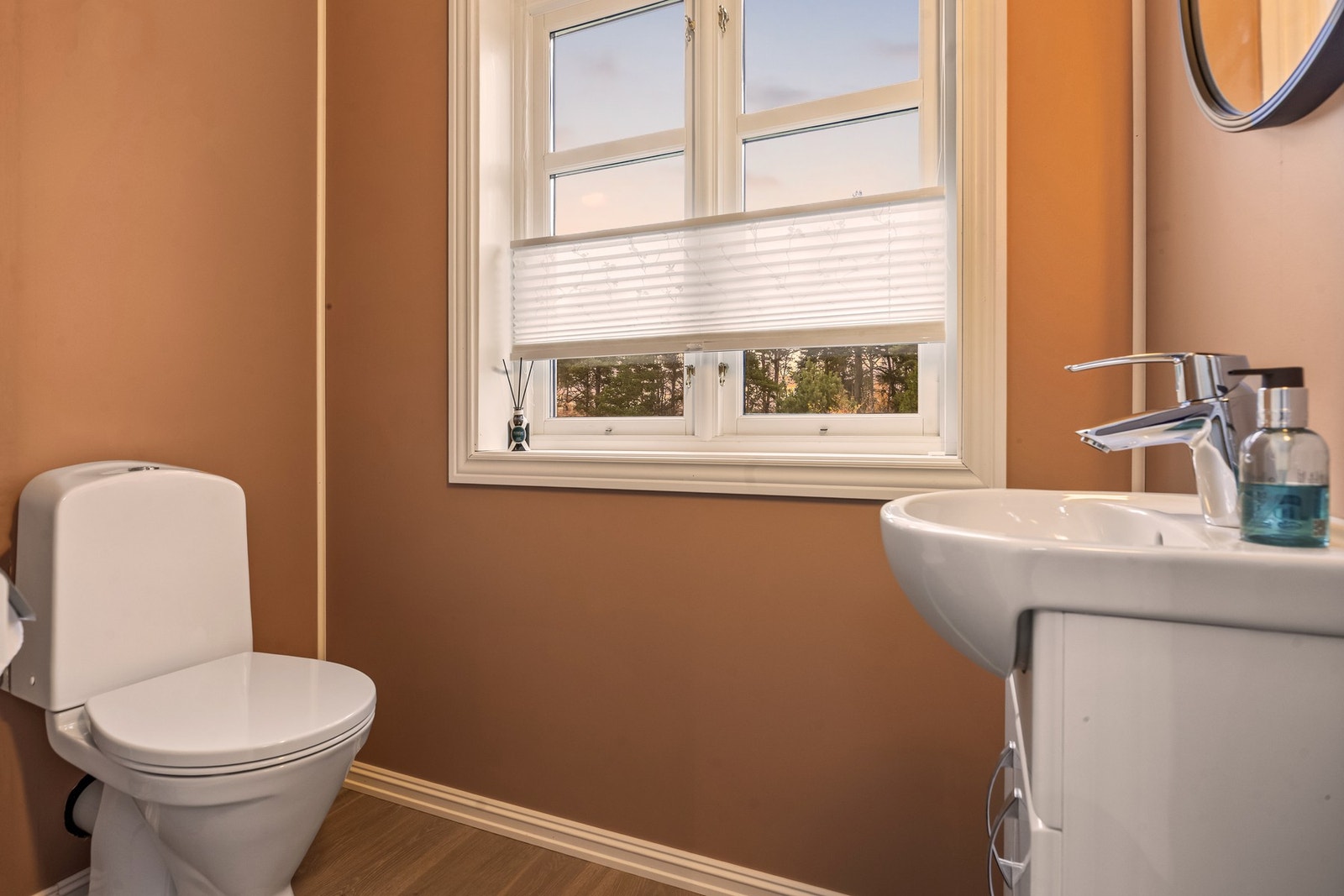 Toalettrommet er praktisk og stilrent. Galleribilde