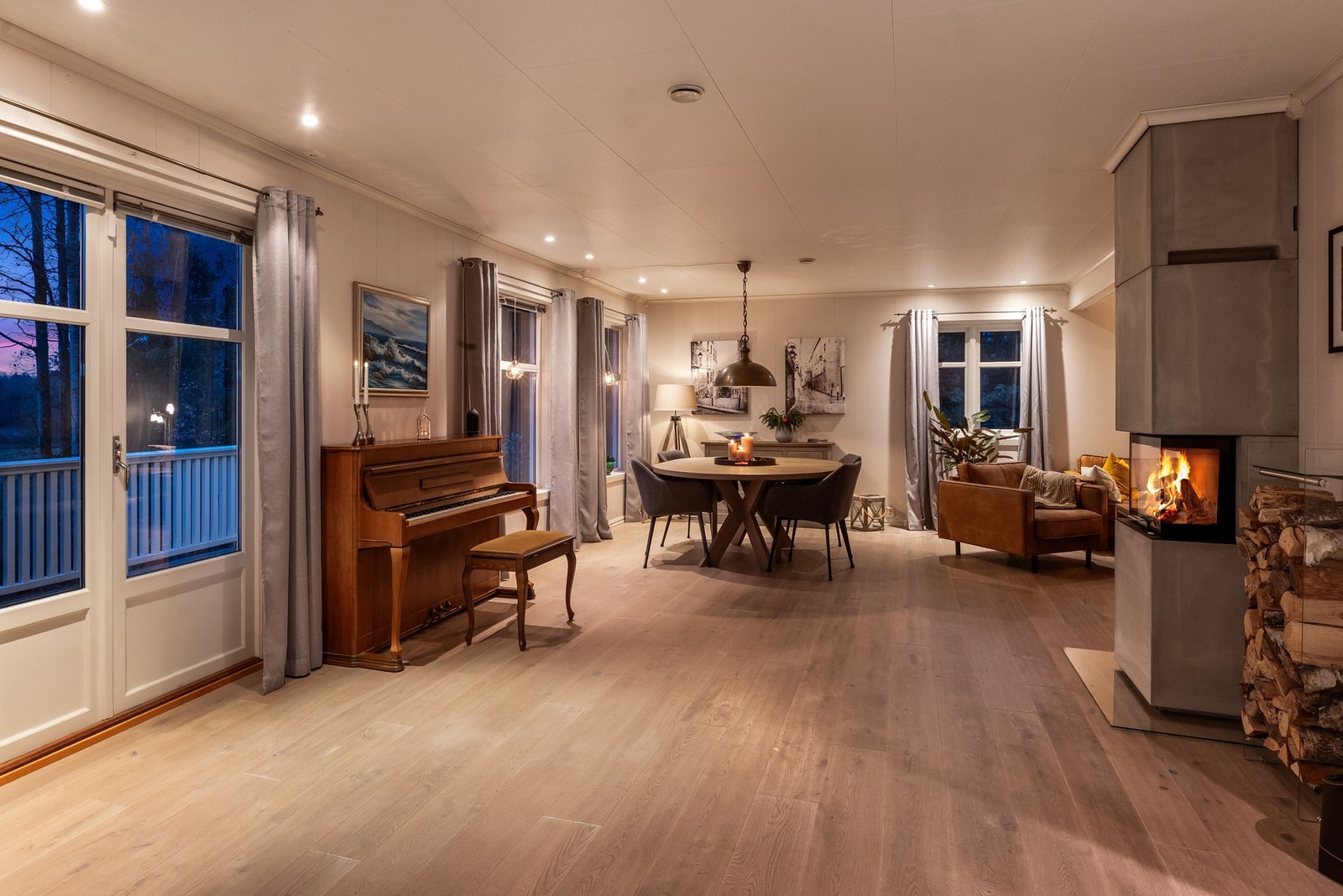 Stuen er romslig og luftig med naturlige soner for møblering. Galleribilde