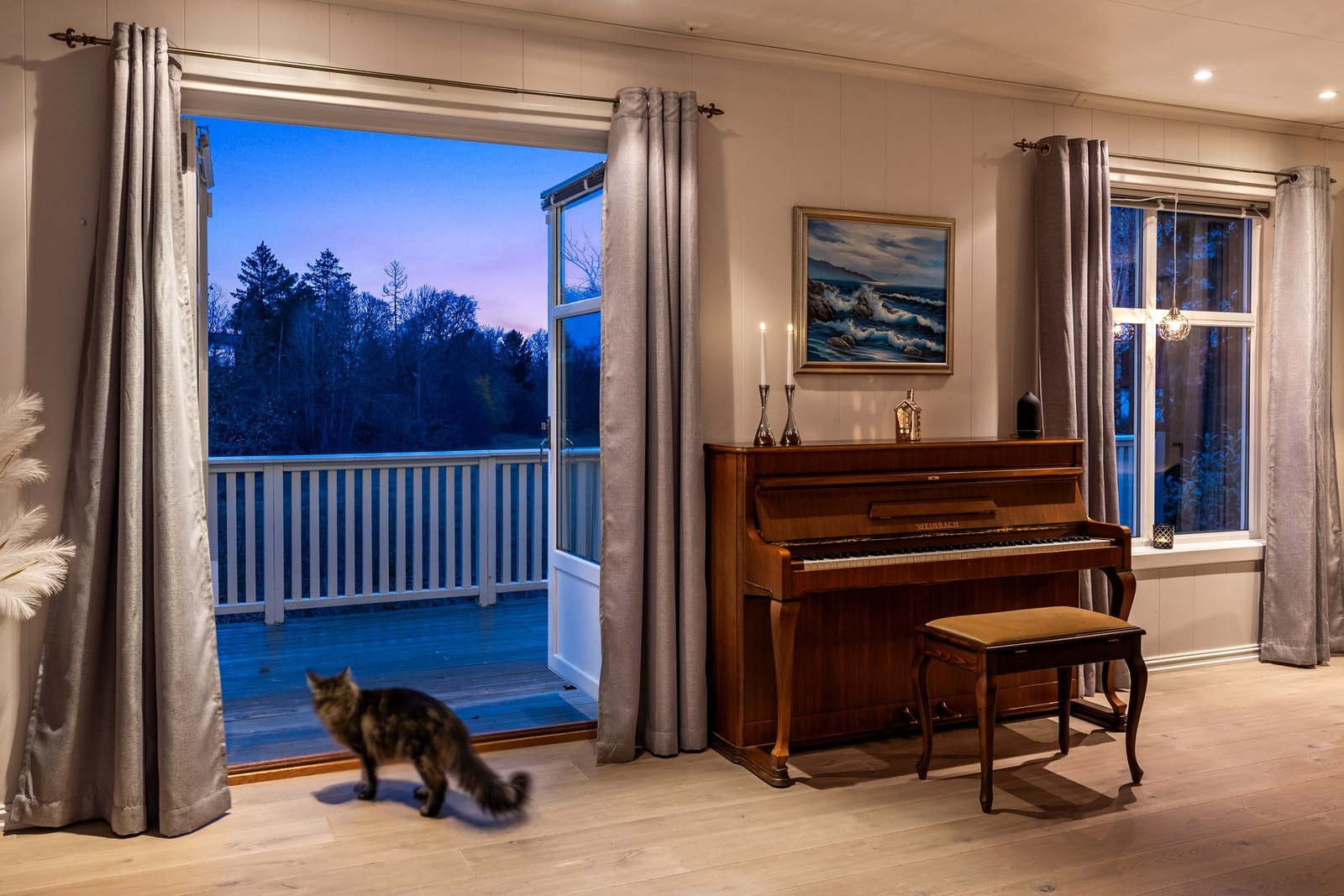 Fra stuen er det utgang til stor og solrik terrasse på 62 m². Galleribilde