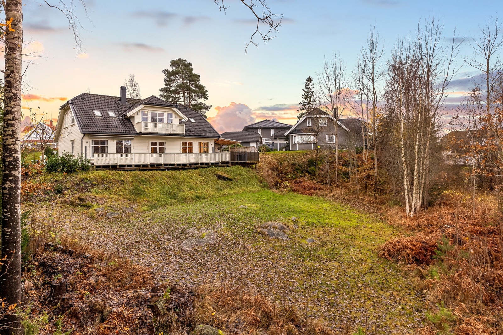 Eiendommen grenser til landbruksområder og ligger meget solrikt til på en høyde hvor solen kan nytes fra morgen til kveld. Galleribilde