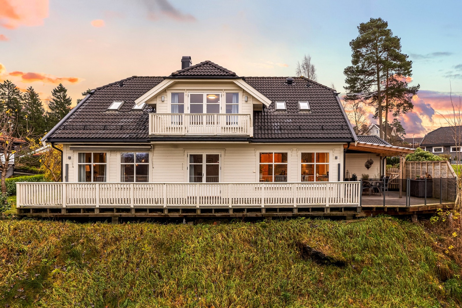 Flotte uteplasser over flere nivåer gir optimale solforhold og fine tilleggsarealer. Galleribilde