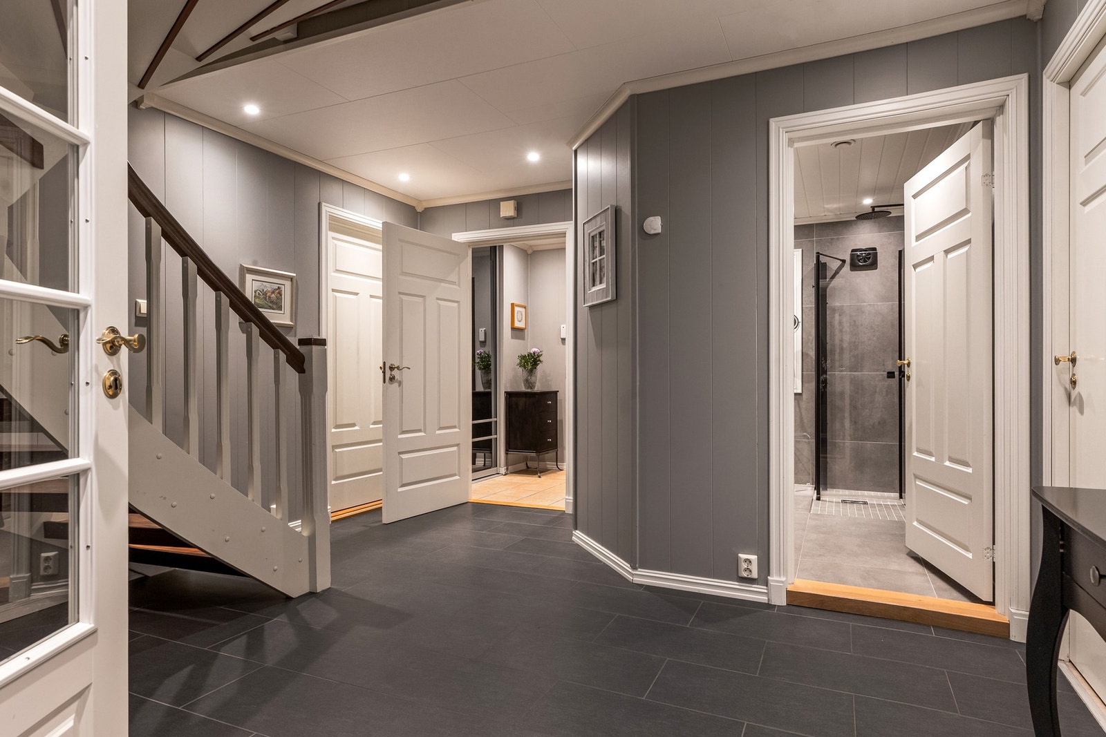 Innbydende entré som setter standarden for resten av hjemmet. Galleribilde