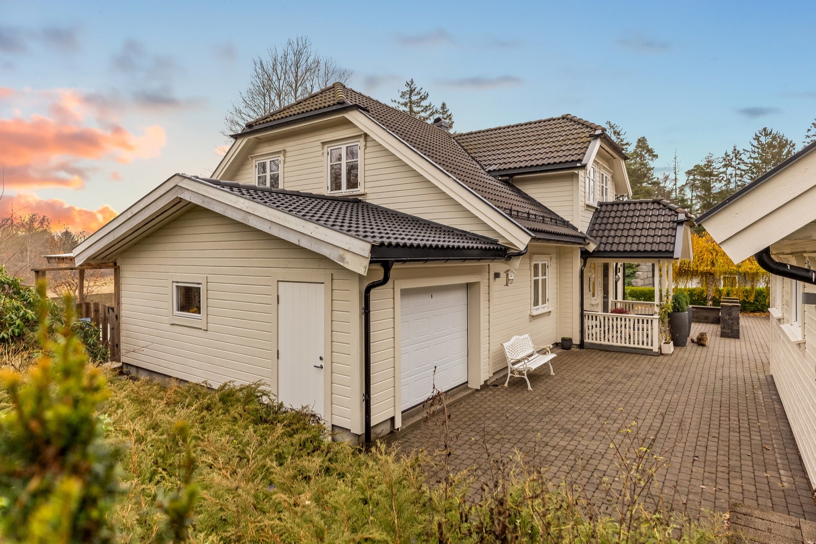 Tomten på 848,2 m2 gir ekstra boltreplass og er et fint oppholdssted på dag- og kveldstid. Galleribilde