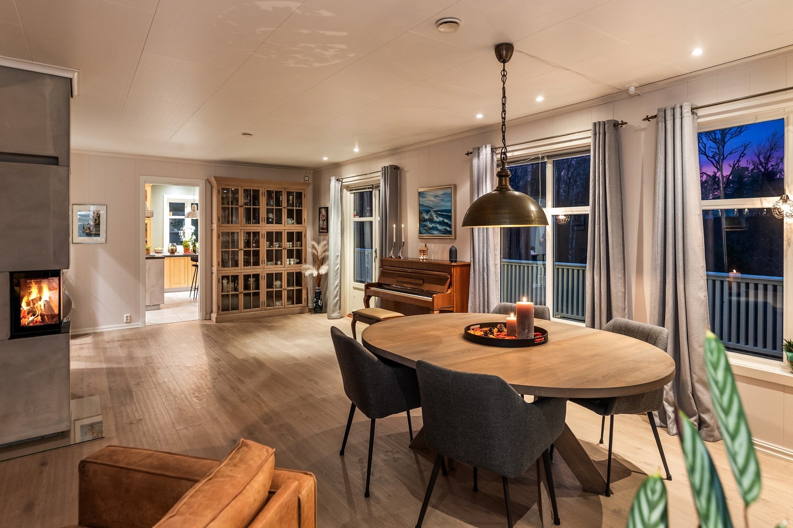 Store vindusflater i flere himmelretninger slipper inn rikelig med dagslys, som sørger for en god atmosfære. Galleribilde