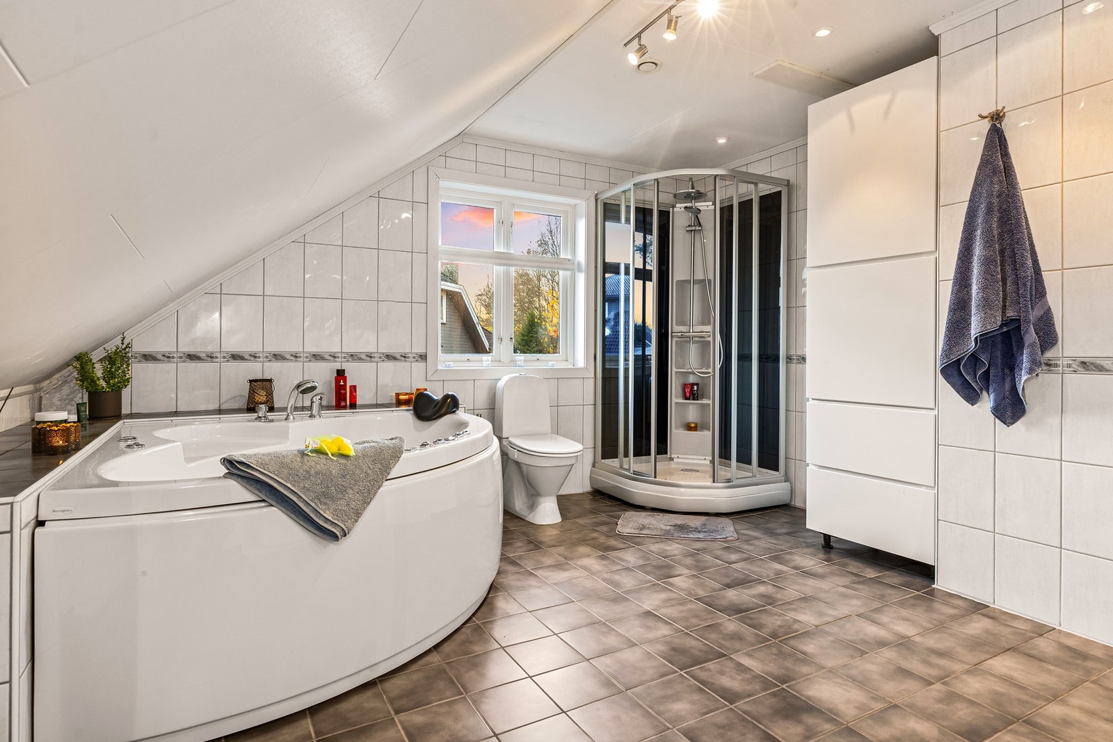 Badet er utstyrt med dusjkabinett (nytt i 2025 ifølge eier), badekar, servant med skap, speil og belysning og gulvstående toalett. Galleribilde