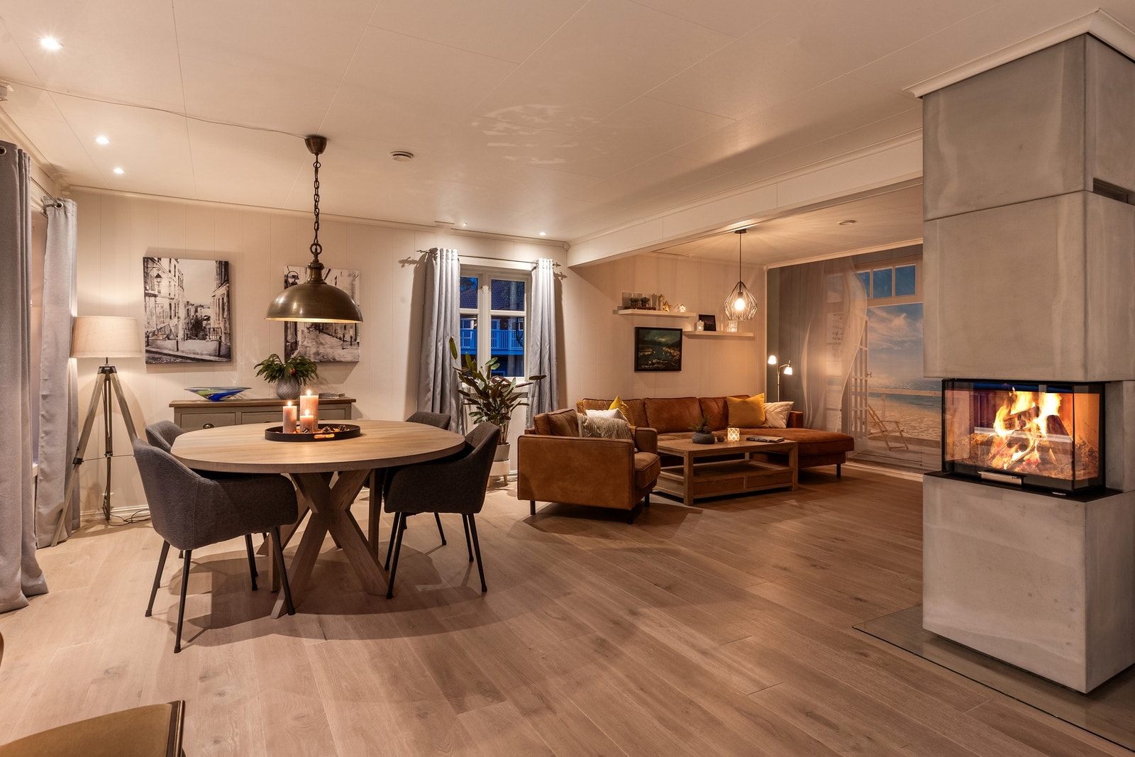 I overgangen mellom stue og kjøkken er det installert peisovn som gir både varmeeffekt og lun stemning. Galleribilde