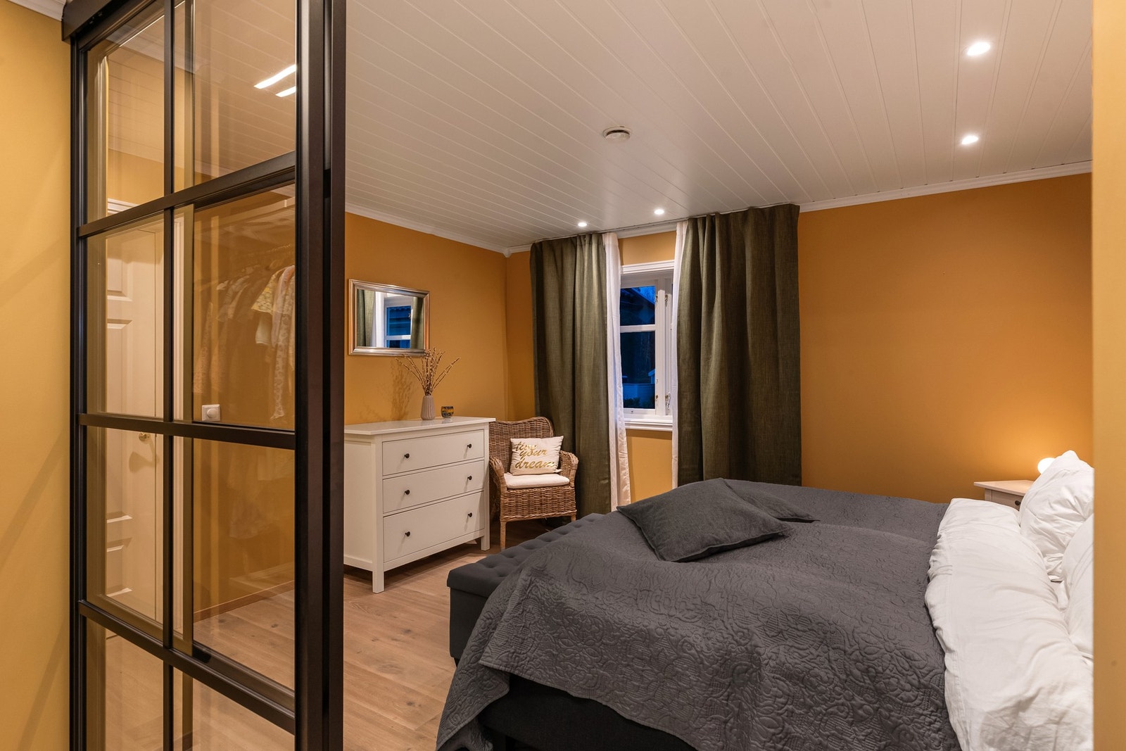 Alle soverommene er romslige med gode innredningsmuligheter. Galleribilde