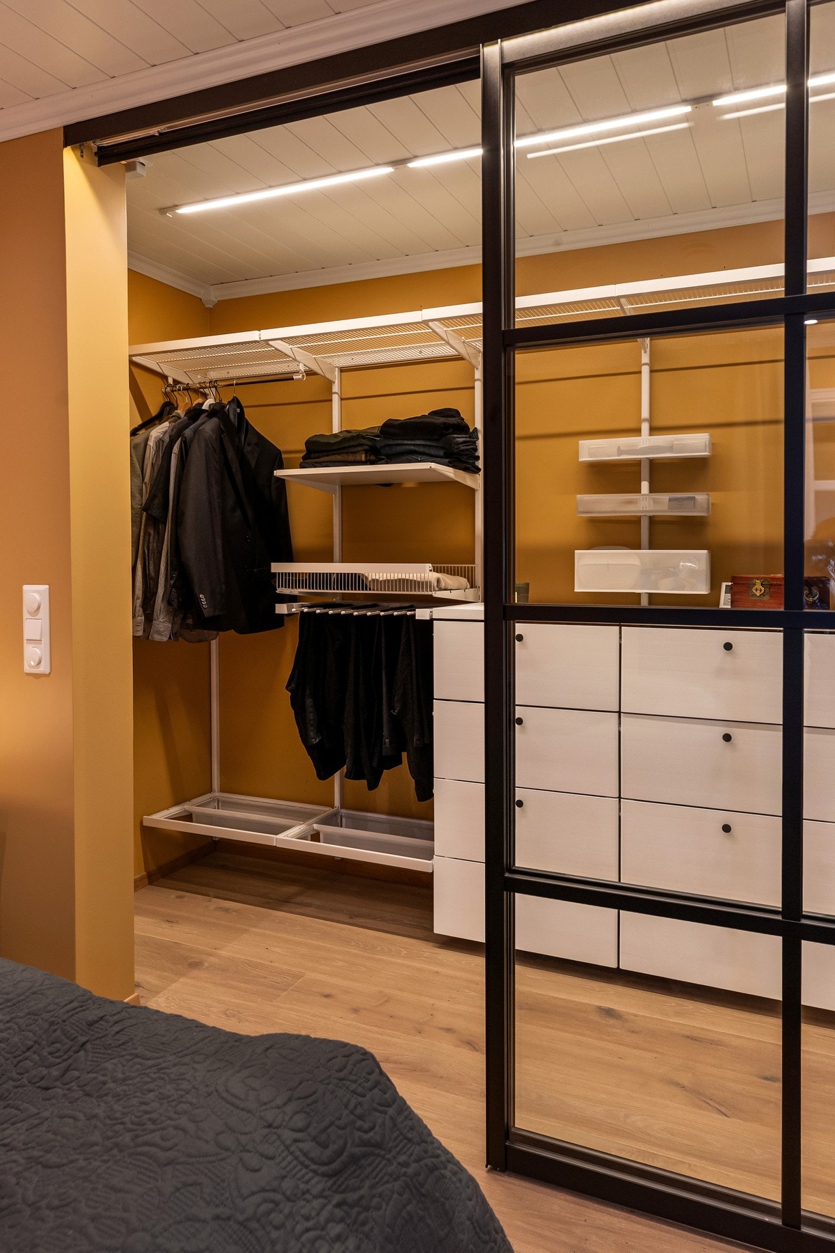 Hovedsoverommet i første etasje har tilknyttet garderoberom/walk-in closet med rikelig oppbevaringsplass. Galleribilde