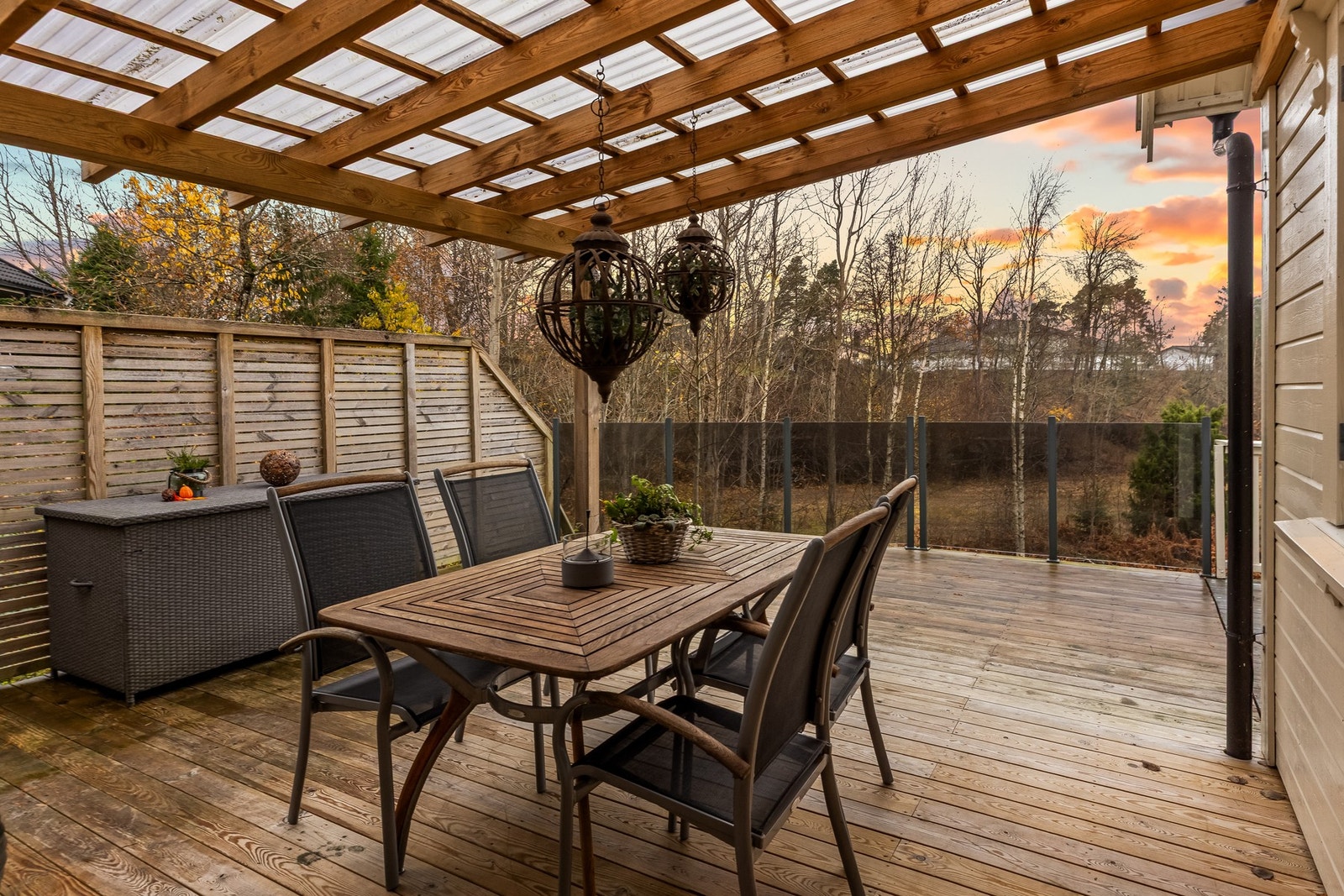 Terrassen inviterer til lange sommerdager og sene kvelder i hyggelig selskap. Galleribilde