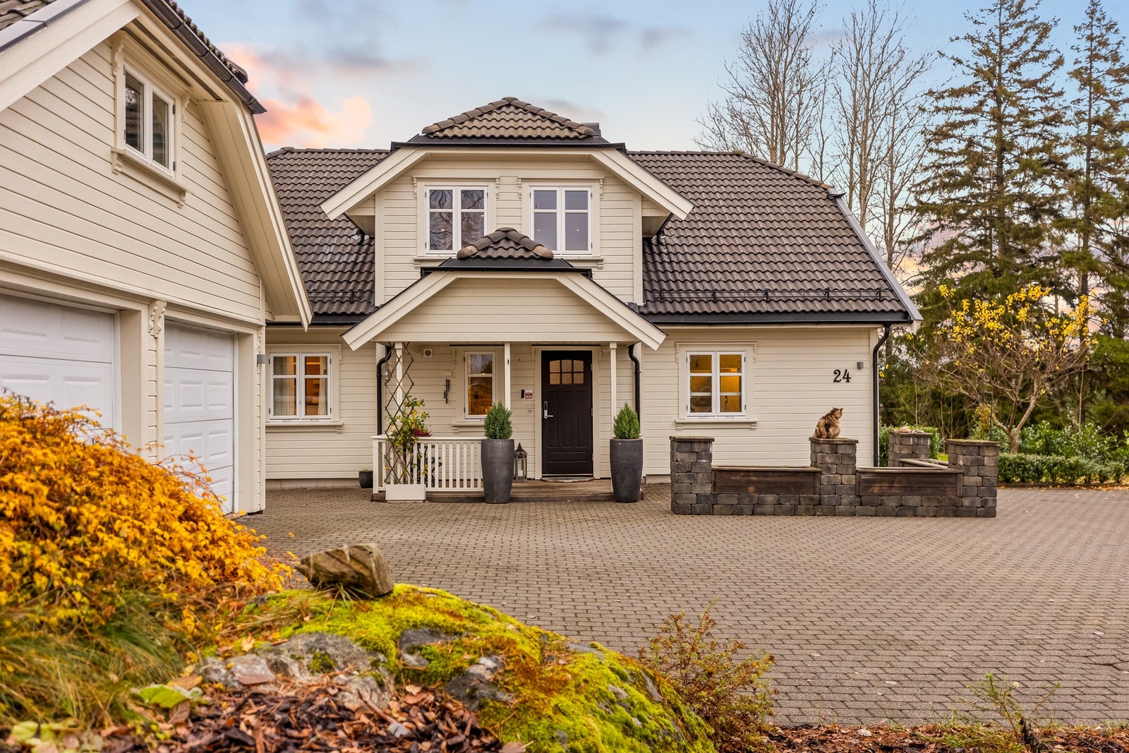 Det er gode parkeringsmuligheter på den steinbelagte gårdsplassen. Galleribilde