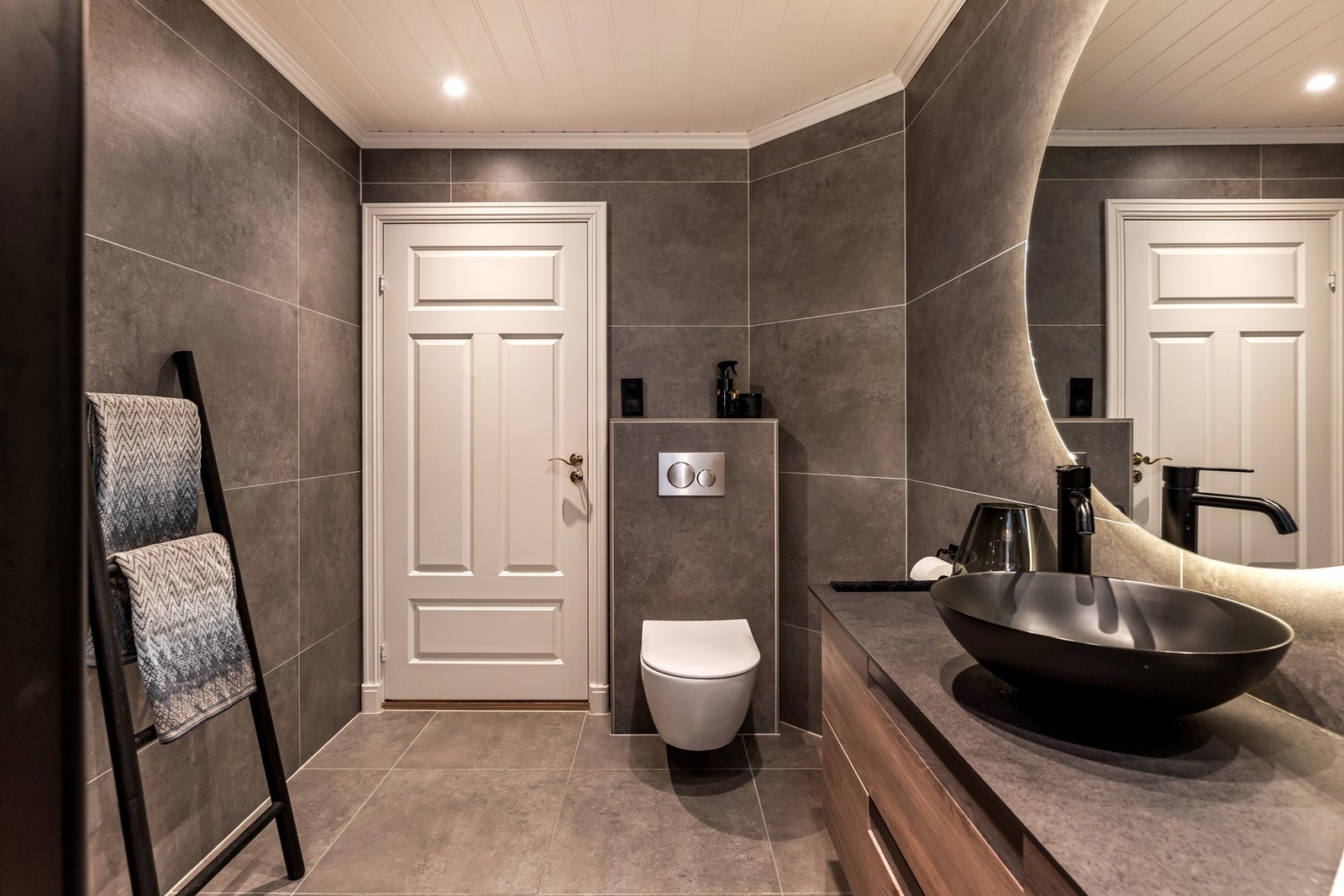 Badet har vannbåren gulvvarme og balansert ventilasjon. Galleribilde