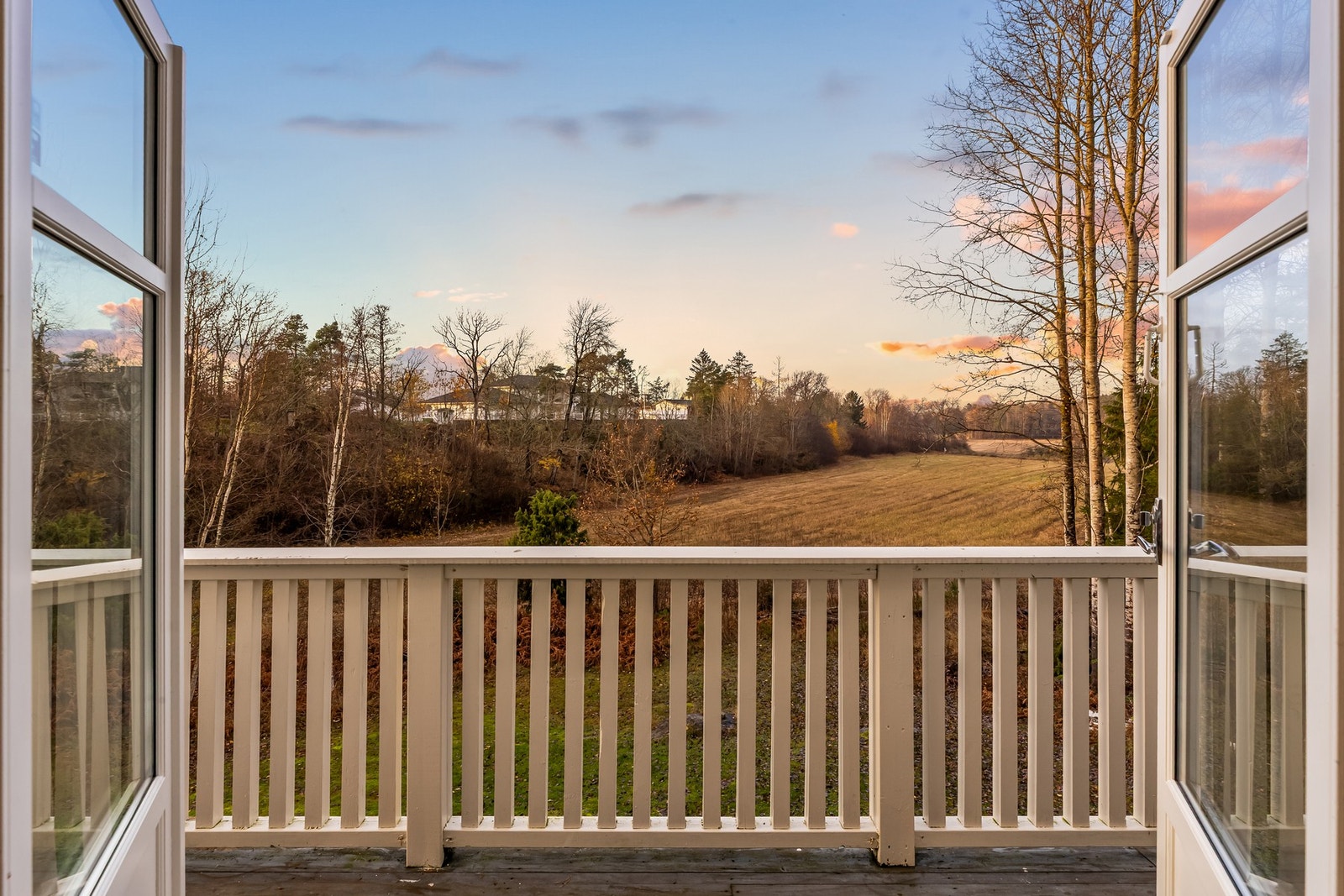 Fra 2. etasje er det utgang til en koselig terrasse på 5 m² med utsikt over nærområdet. Galleribilde