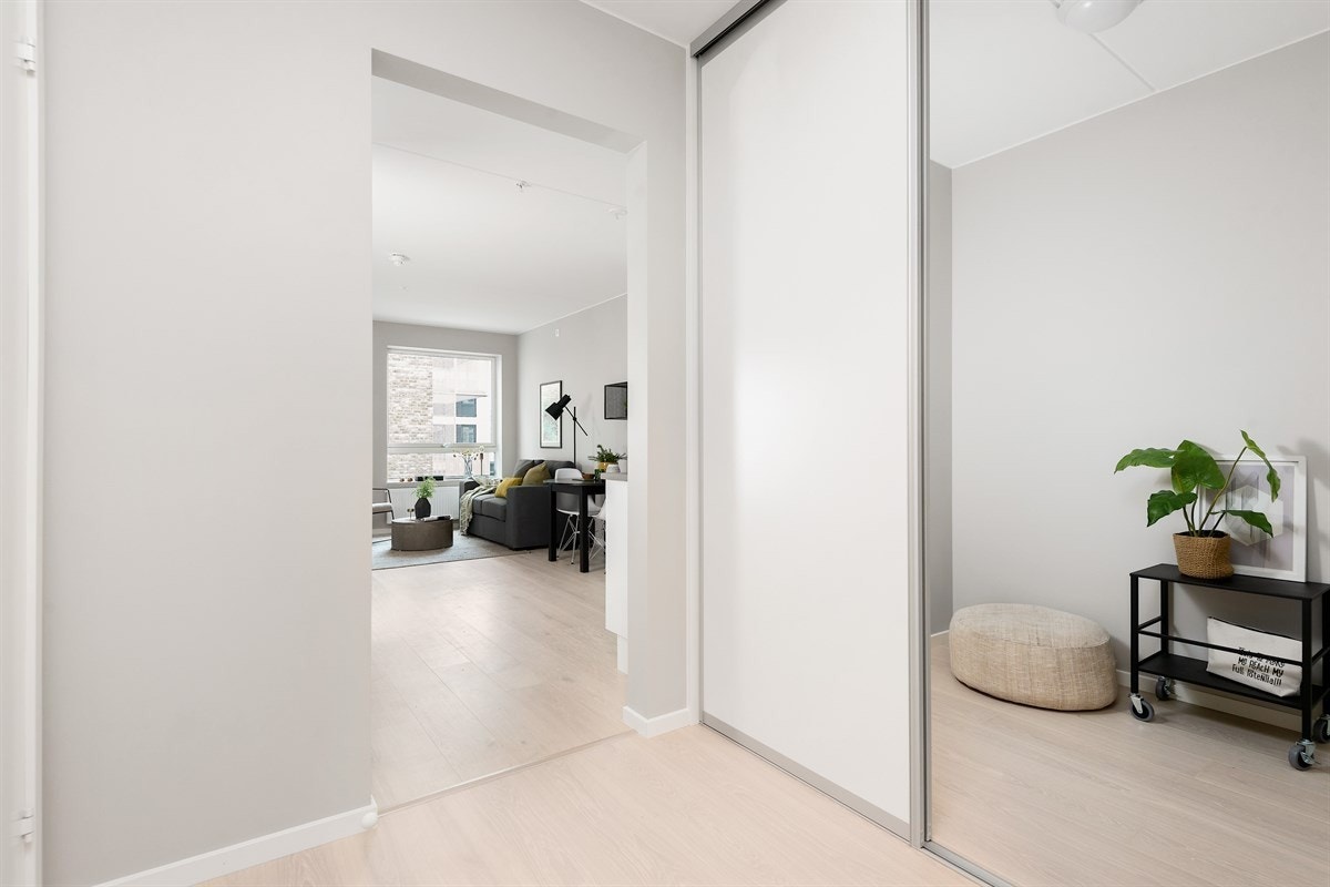Stor skyvedørsgarderobe i entrè. Galleribilde