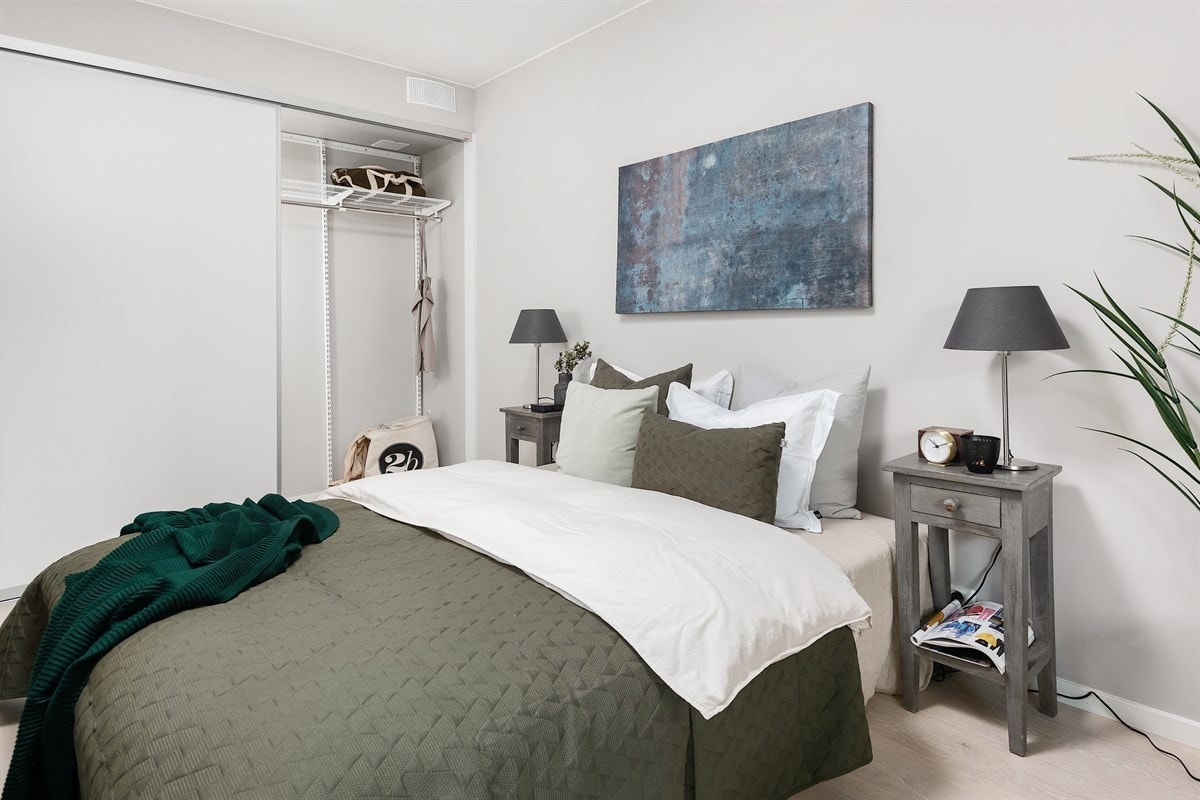 Soverommet har skyvedørsgarderobe. Galleribilde