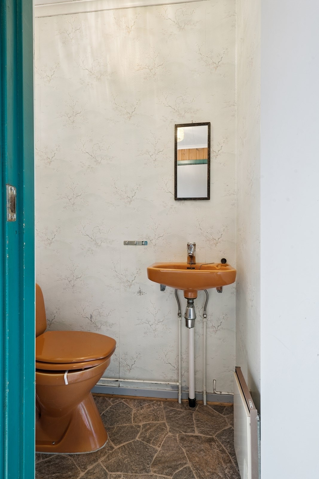 Lite toalettrom i forbindelse med gang. Galleribilde