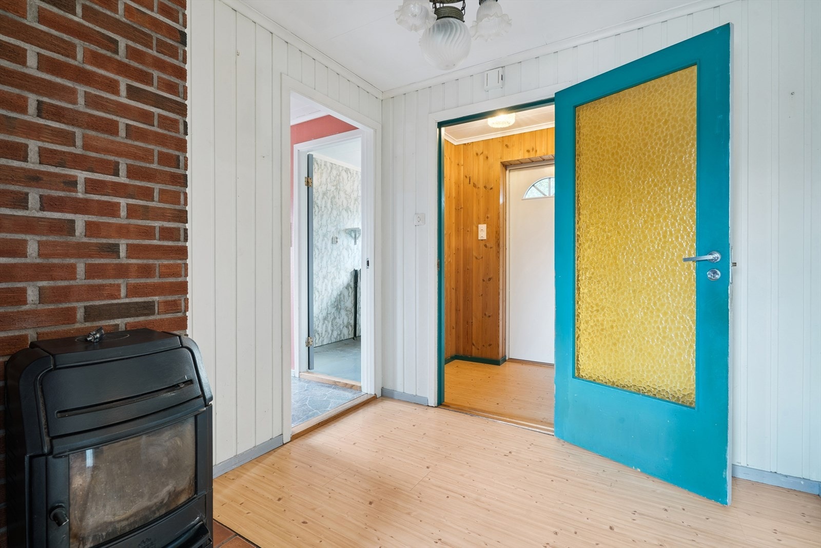 I gangen er det montert en vedovn. Galleribilde