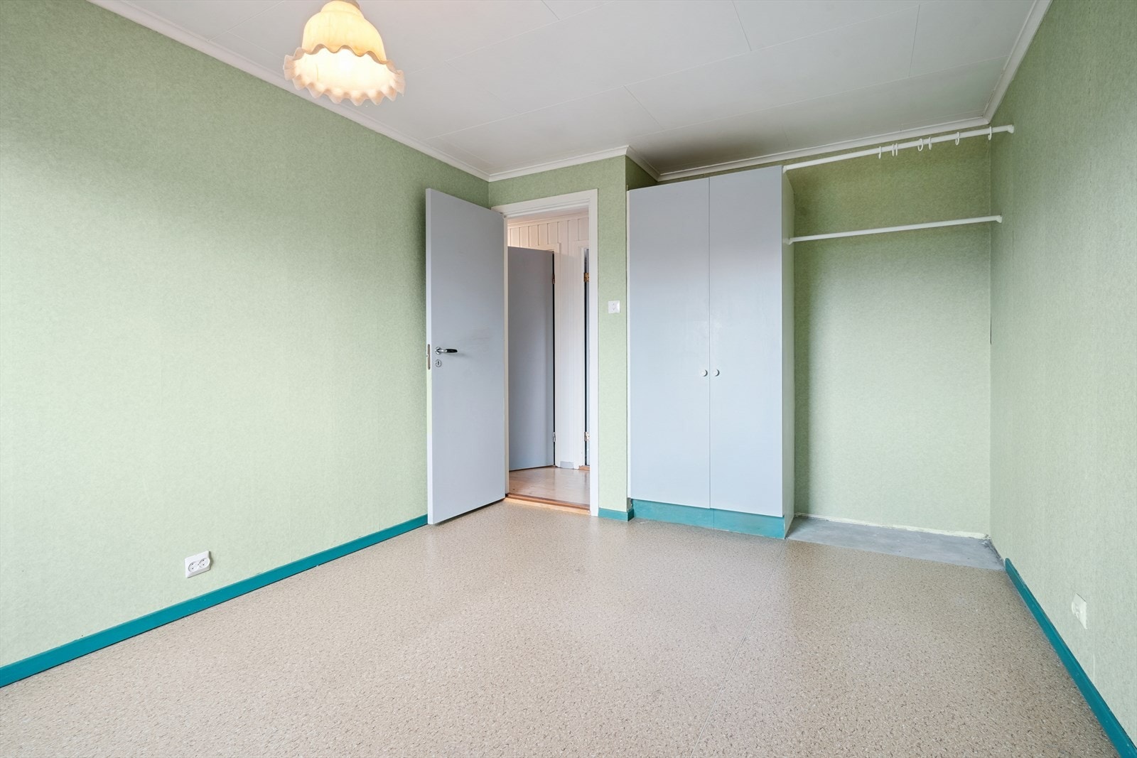 Boligen har tre soverom, hvor dette er hovedsoverommet. Galleribilde