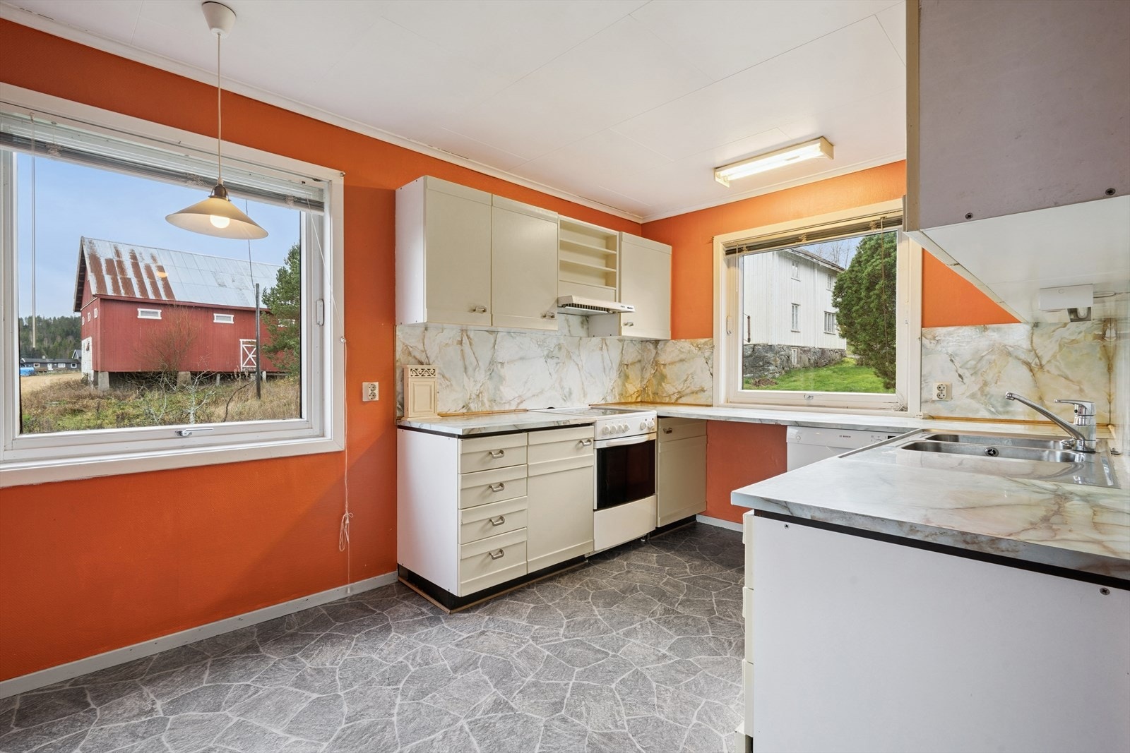 Det er god plass til spisebord ved vindu på kjøkkenet. Galleribilde