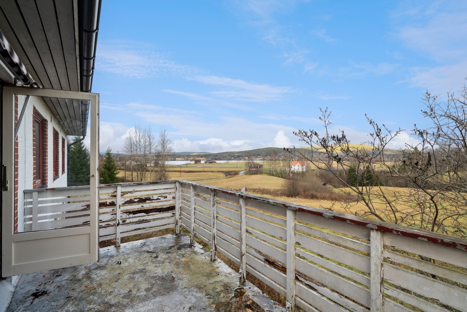 Flott utsikt fra veranda til landskapet og sjøen. Galleribilde