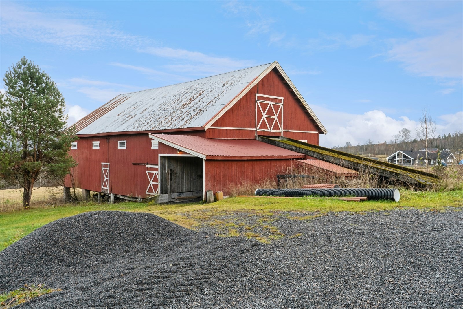 Låven har nå funksjon som lagerbygg til forskjellig anvendelse, og er lite tilpasset skog og landbruksdrift utover dette. Galleribilde