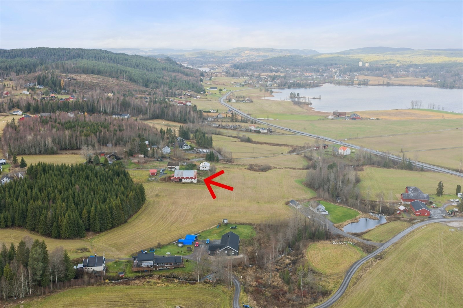 Eiendommen ligger fint til med utsikt til Storsjøen. Galleribilde