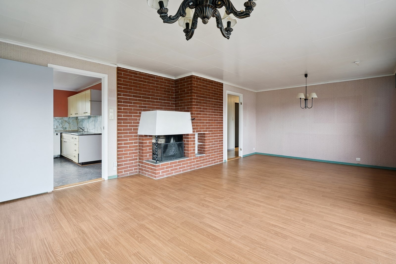 Åpen peis i stue. Galleribilde