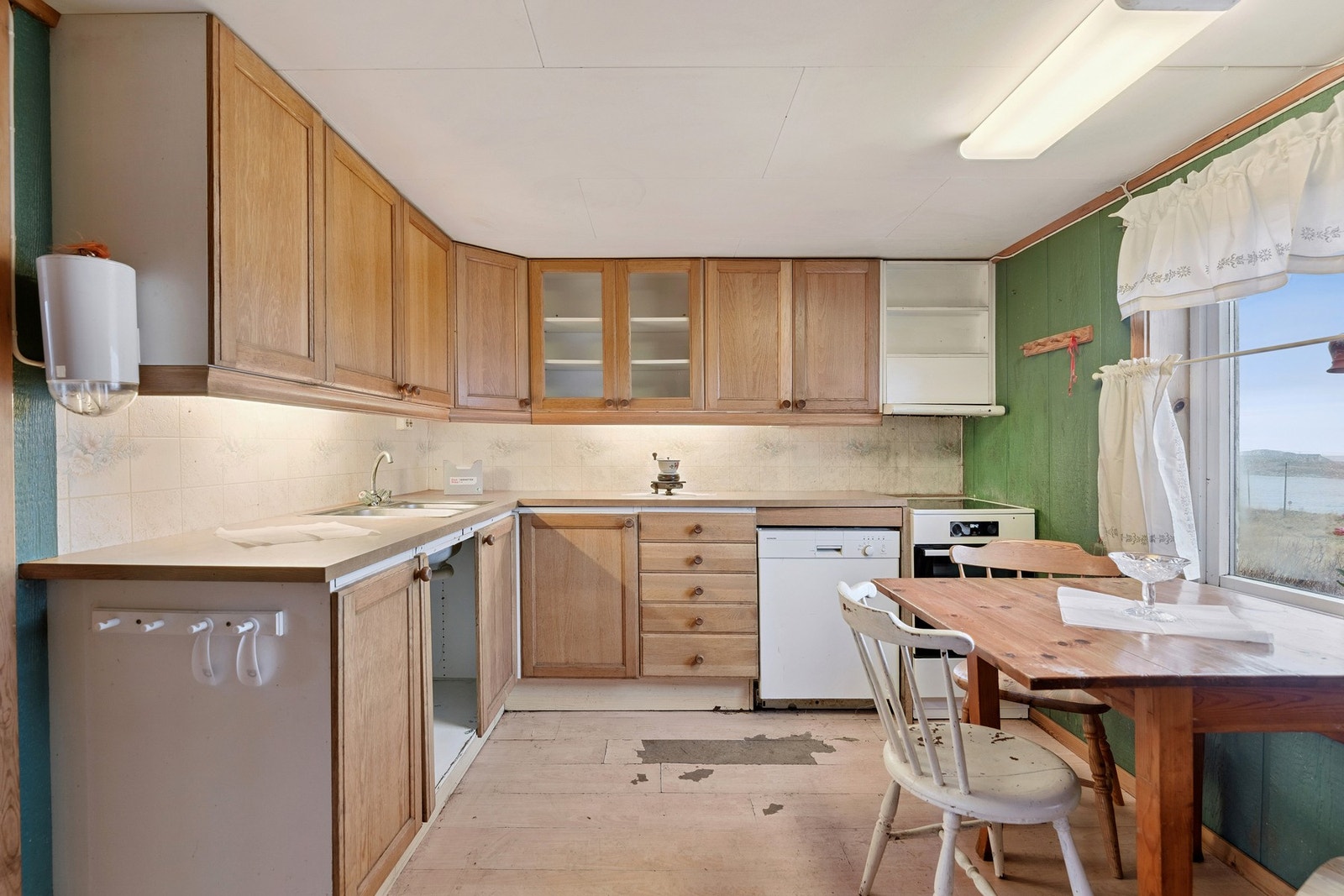 Kjøkkeninnredning med profilerte fronter og benkeplate i laminat Galleribilde