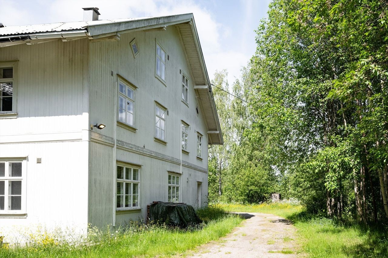Leilighetene har felles inngang mot vest, samt at A har inngang fra øst og B fra sør. Galleribilde