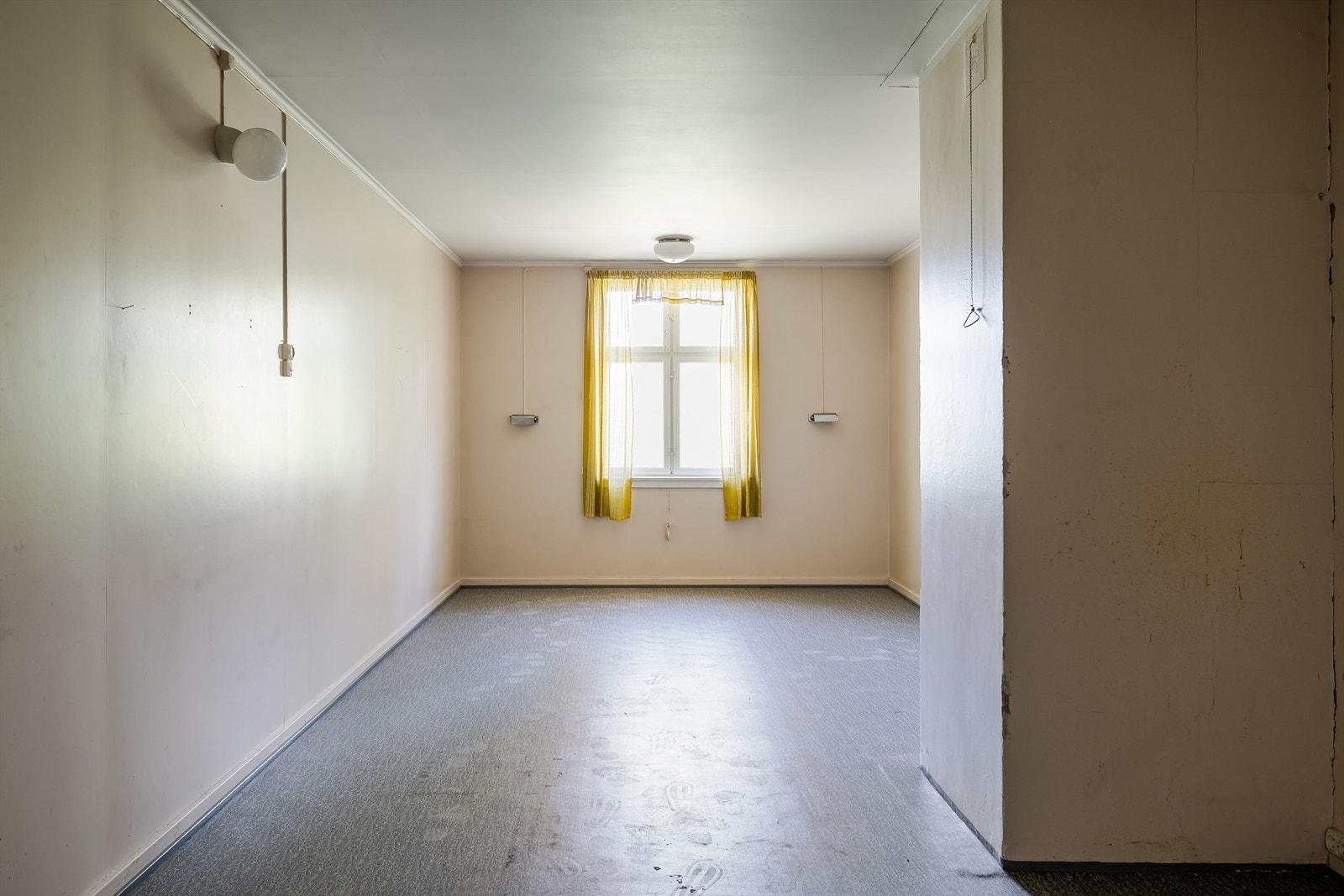 Flere av rommene i bygget har behov for renovering/oppussing. I leilighet A er det registrert pågående/uferdig renoveringsarbeid. Galleribilde