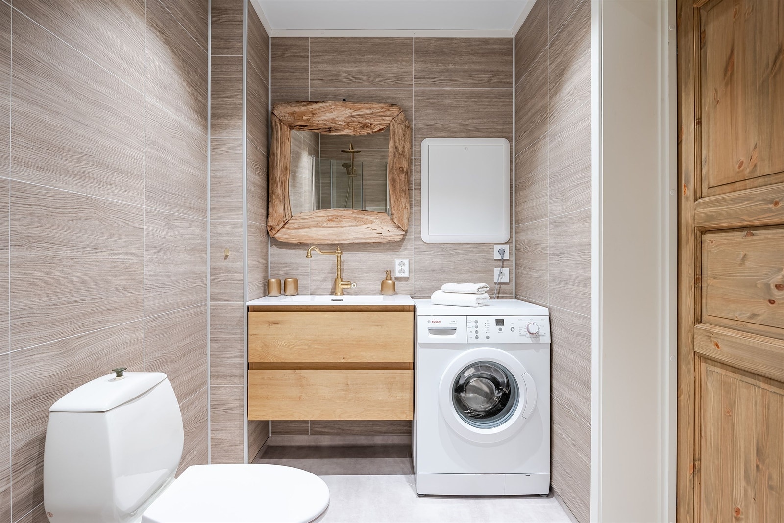 Badet er pusset opp med våtromsplater og dels rustikk sjarm. Galleribilde