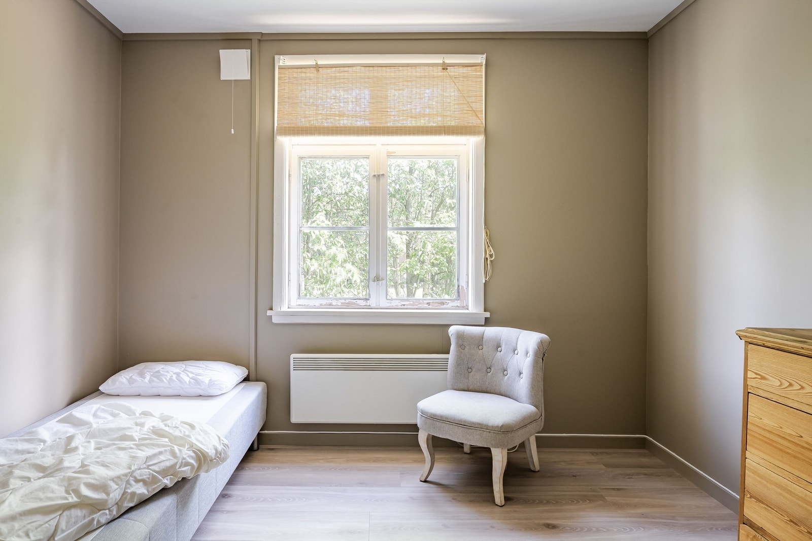 Stor vindusflate gir godt med naturlig lys inn i rommet. Galleribilde