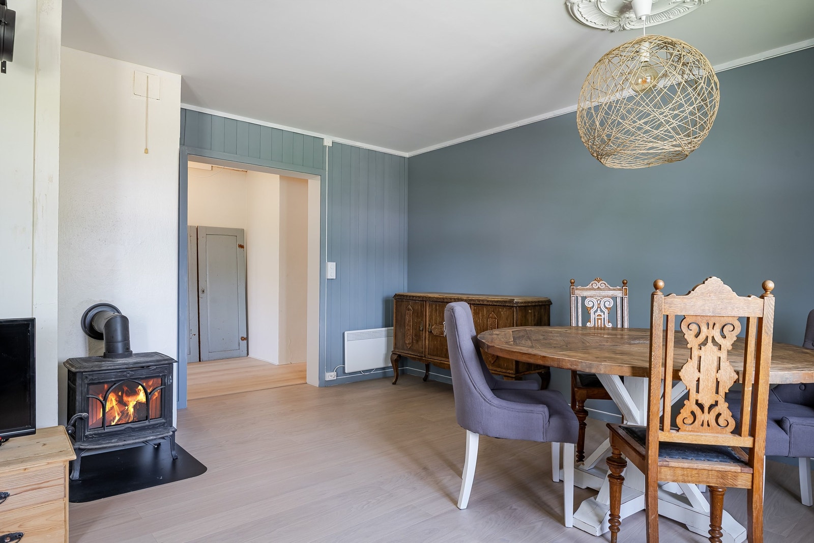 Vedovnen er sentralt plassert i rommet. Galleribilde