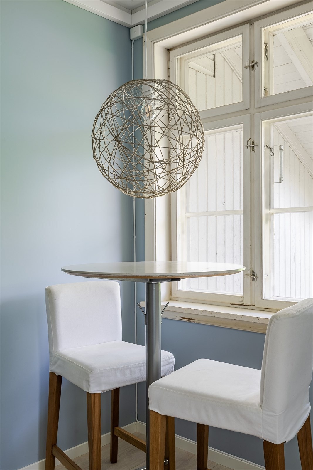 Ved vinduet er det plass til et lite matbord. Galleribilde