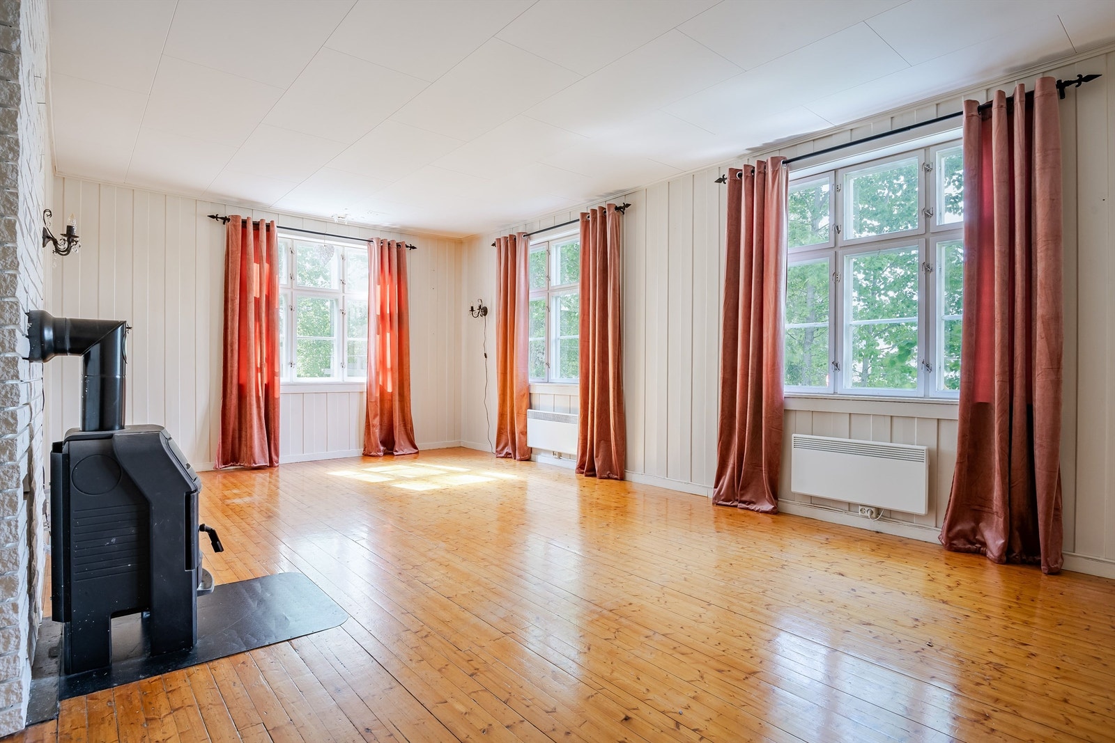 Leilighet B: Stue med originalt tregulv og store vinduer. Galleribilde