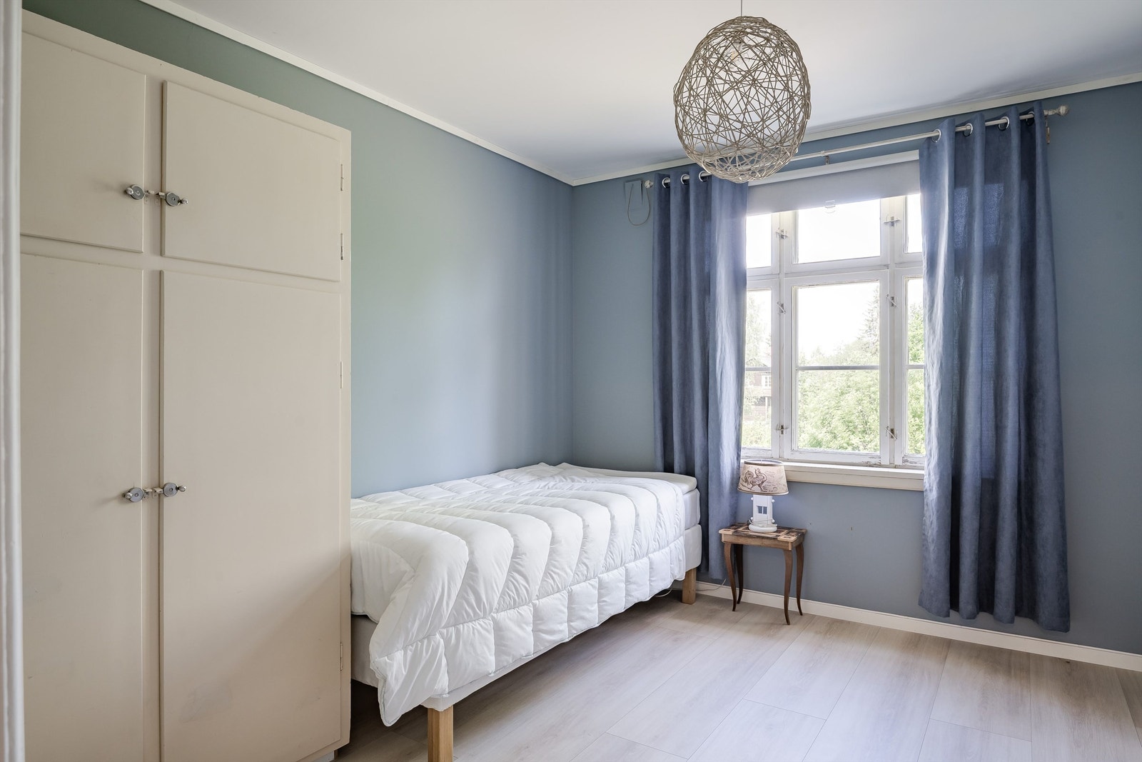 Et originalt garderobeskap gir effektiv utnyttelse av plassen. Galleribilde