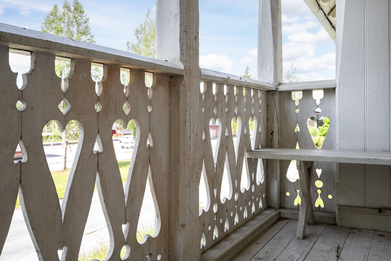 Historiske detaljer som utskjæringer i rekkverket gir bygget særpreg. Galleribilde