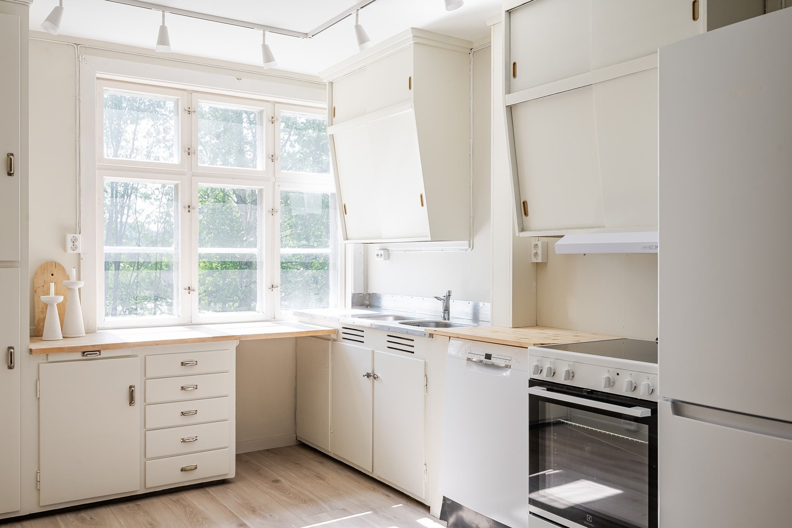 Original kjøkkeninnredning med laminat benkeplate og opplegg for oppvaskmaskin. Galleribilde