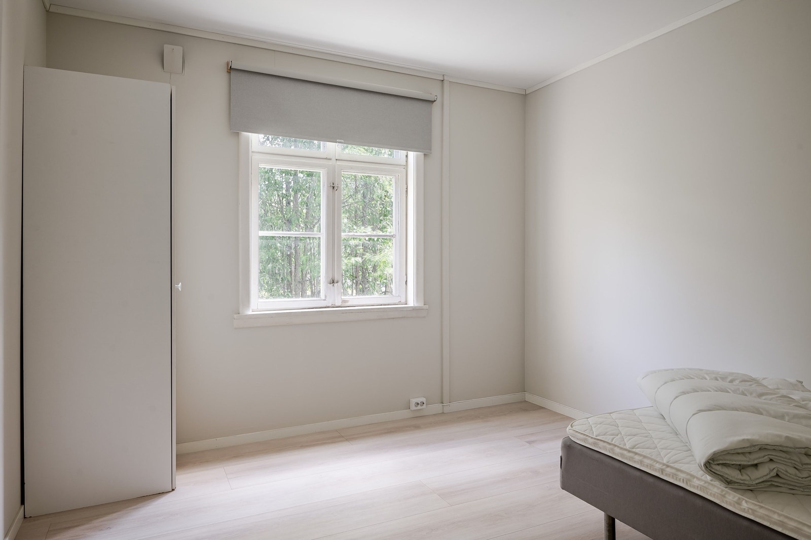 Soverommet innenfor kjøkkenet har plass til seng og garderobeskap. Galleribilde