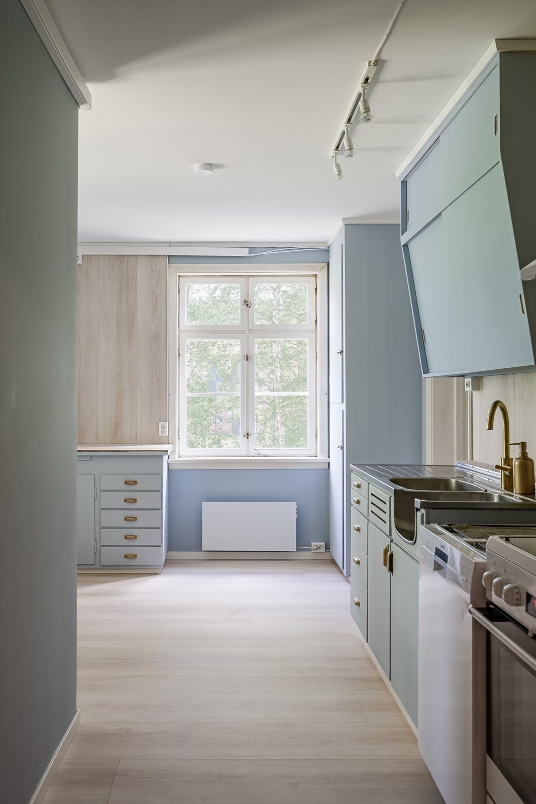 Leilighetens kjøkken har en med en lys og trivelig atmosfære. Galleribilde