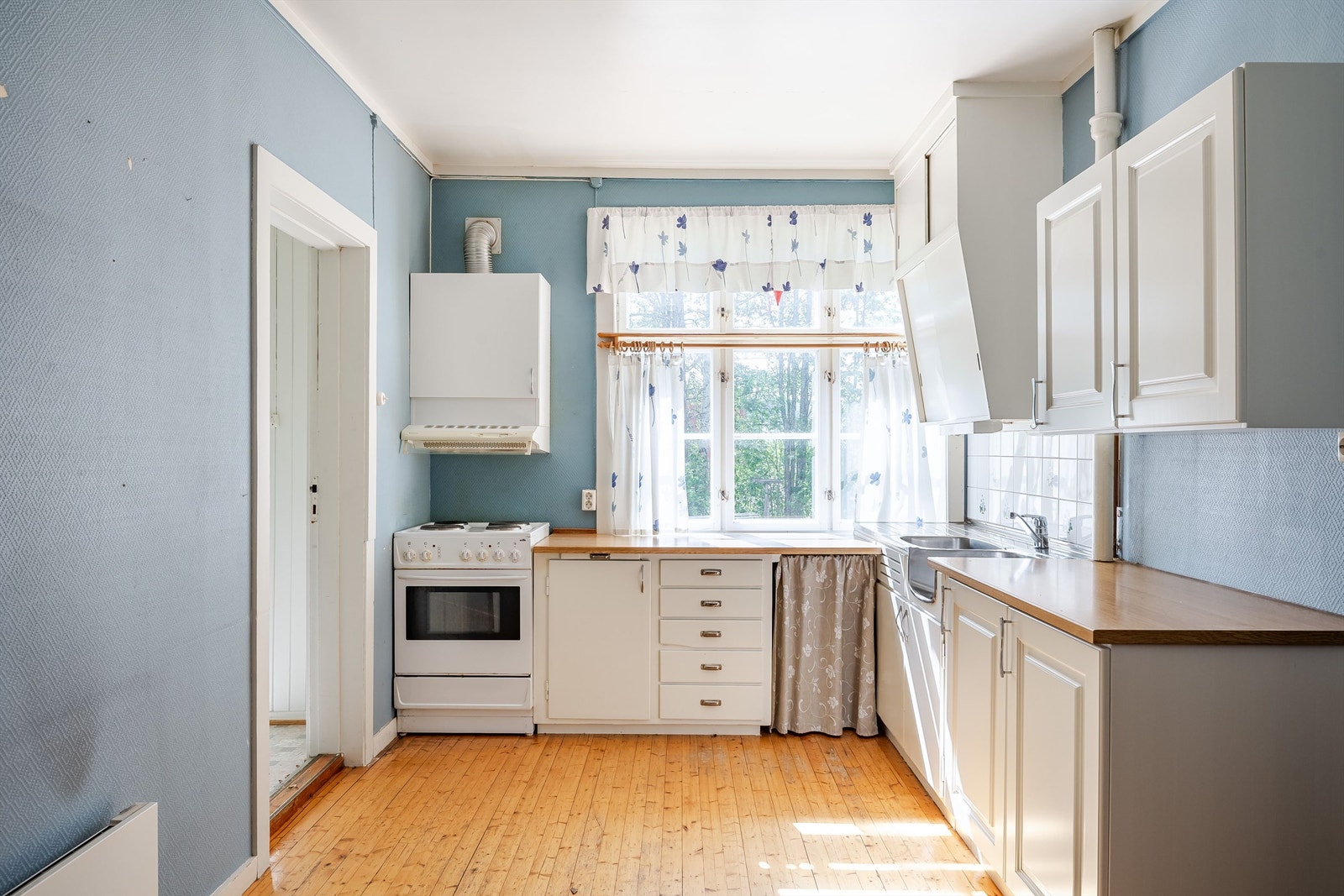 Leiligheten har sin egen entré, fra sørsiden av bygningen, i tillegg til fellesinngang med øvrige boenheter. Galleribilde